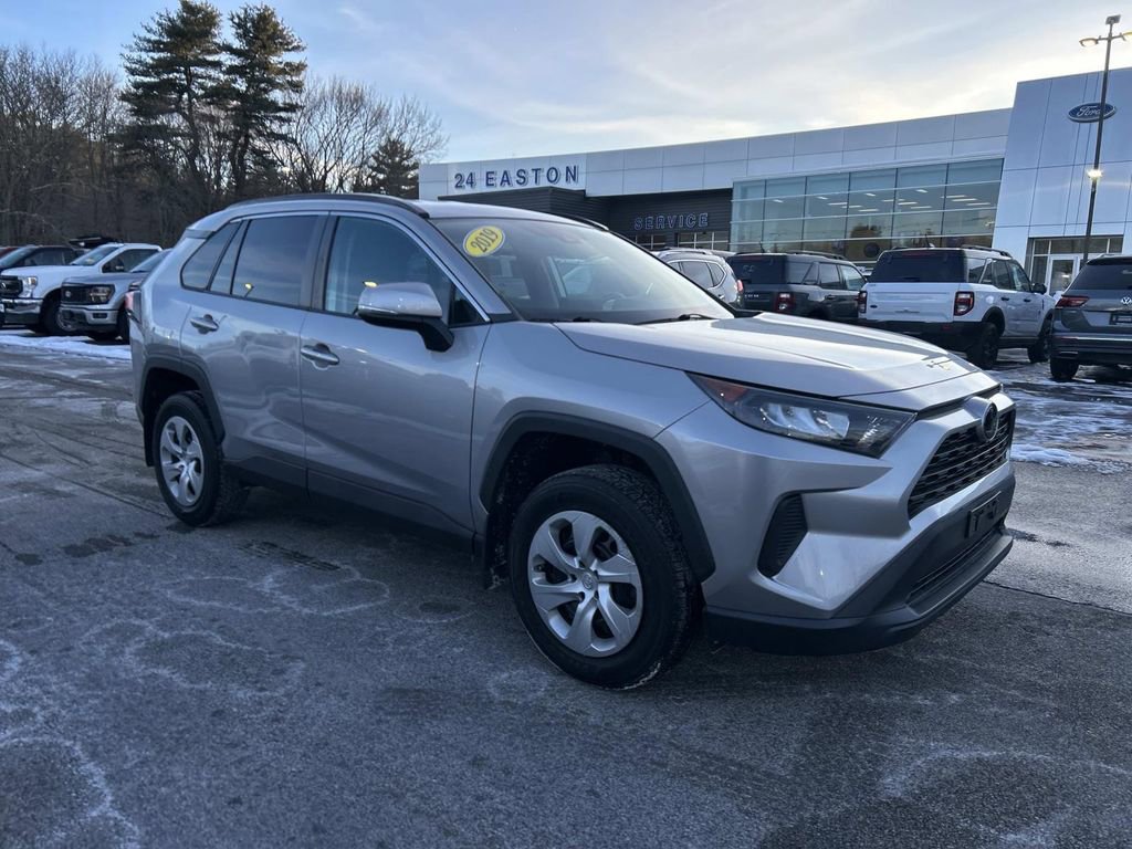 Used 2019 Toyota RAV4 LE image 3