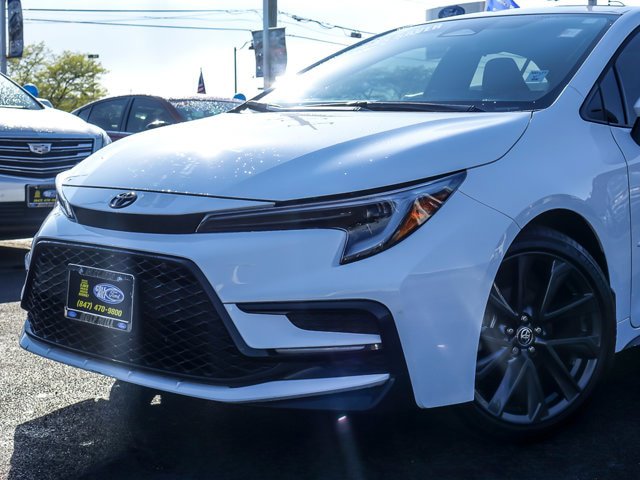 Used 2025 Toyota Corolla SE w/ Convenience Package FWD image 2