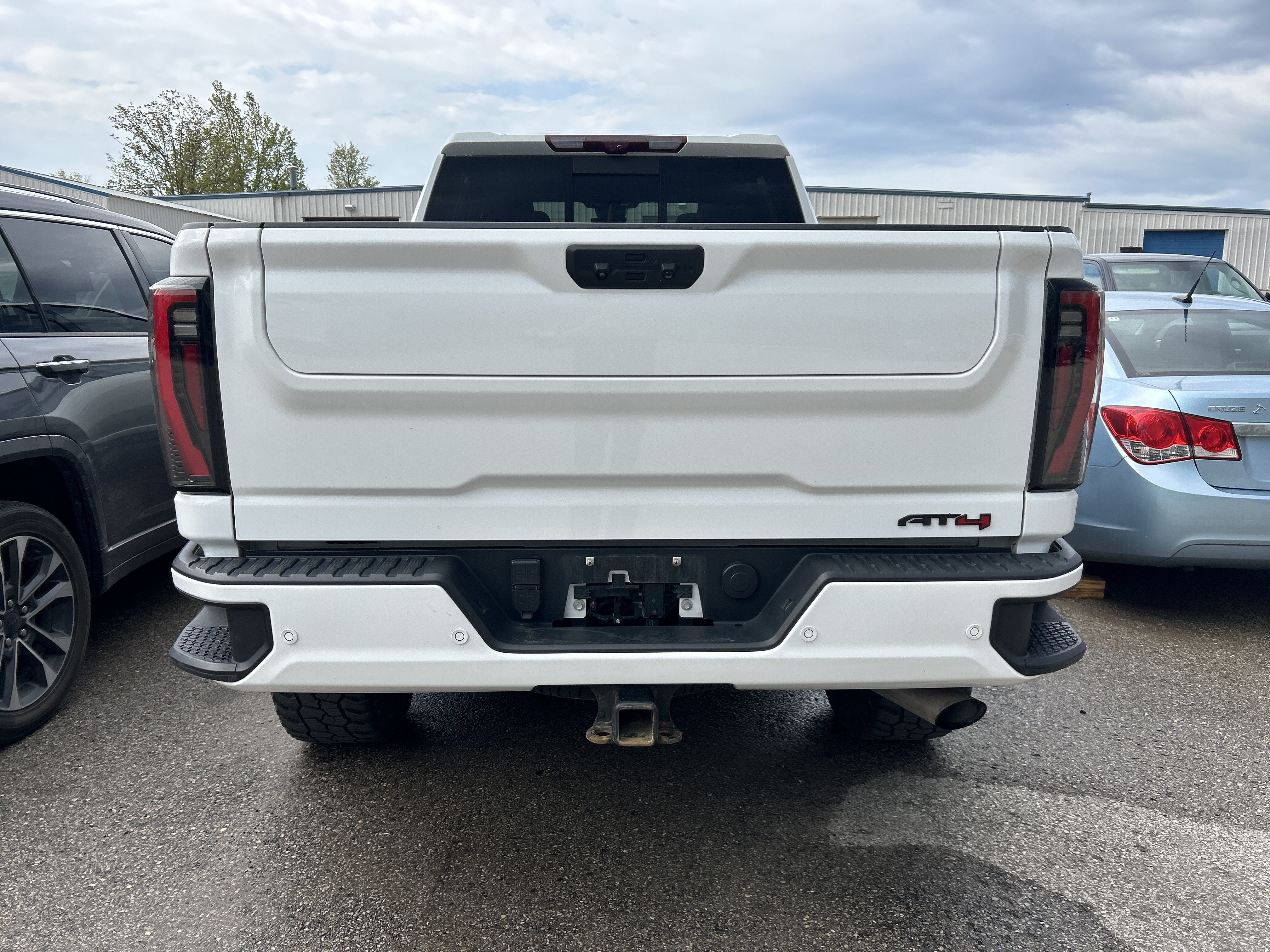 Used 2024 GMC Sierra 2500 AT4 w/ Technology Package AWD/4WD image 4