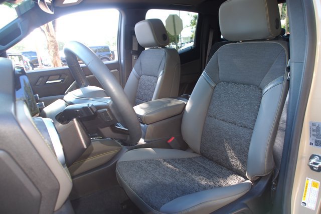 Used 2024 Chevrolet Colorado ZR2 w/ Technology Package AWD/4WD image 16