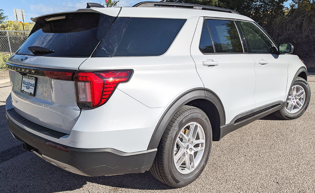 Certified 2026 Ford Explorer Active w/ Active Comfort Package RWD image 3