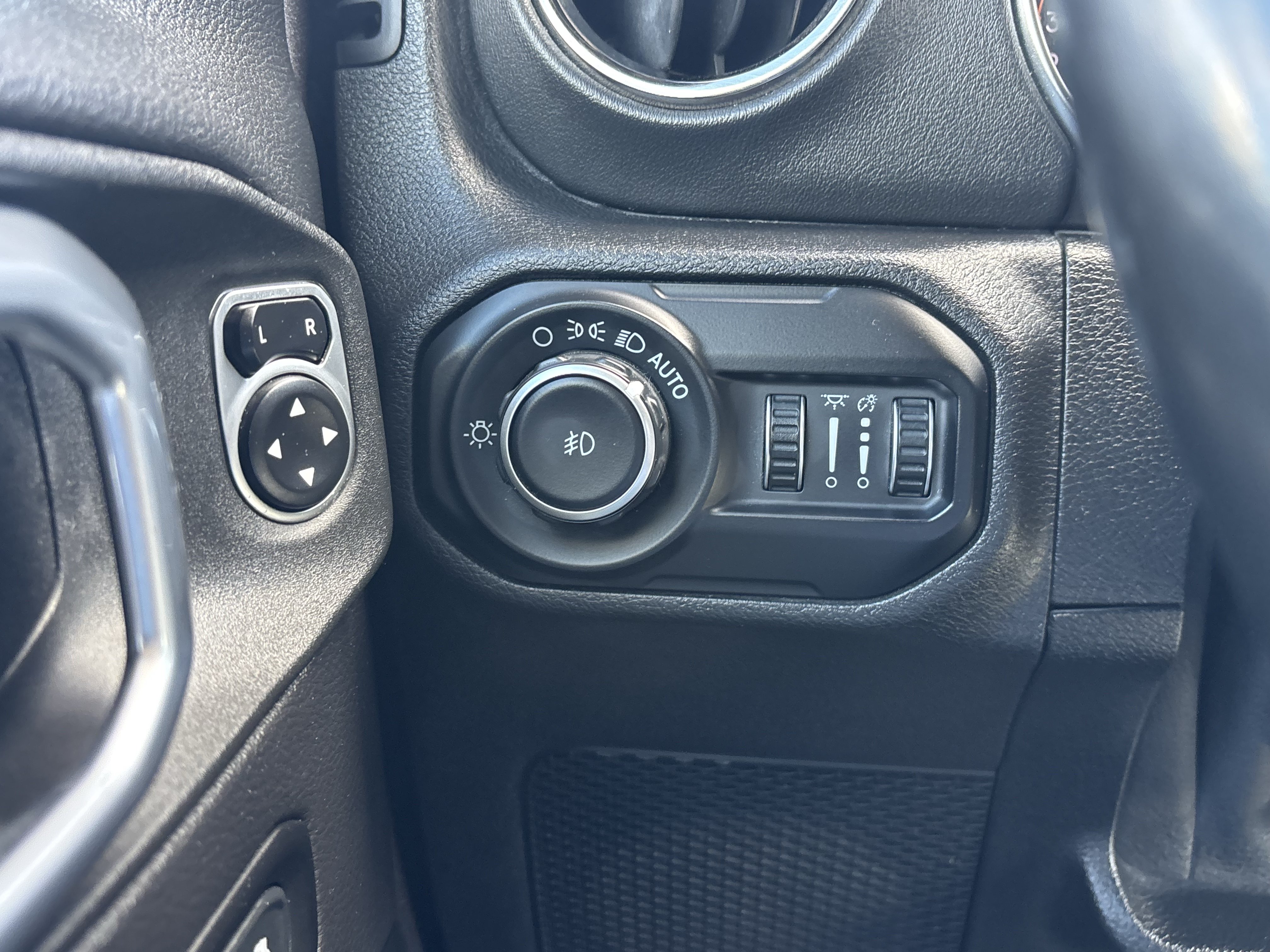 Used 2021 Jeep Wrangler Unlimited Sahara AWD/4WD image 32