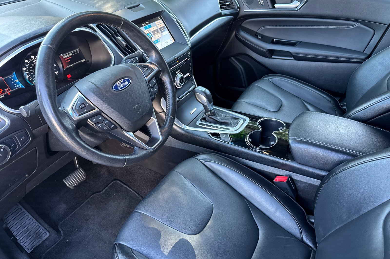 Certified 2018 Ford Edge Titanium w/ Technology Package FWD image 2