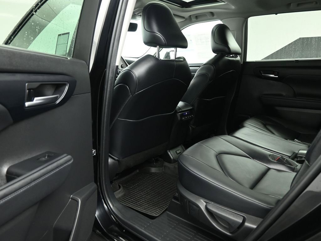 Used 2023 Toyota Highlander XLE image 21