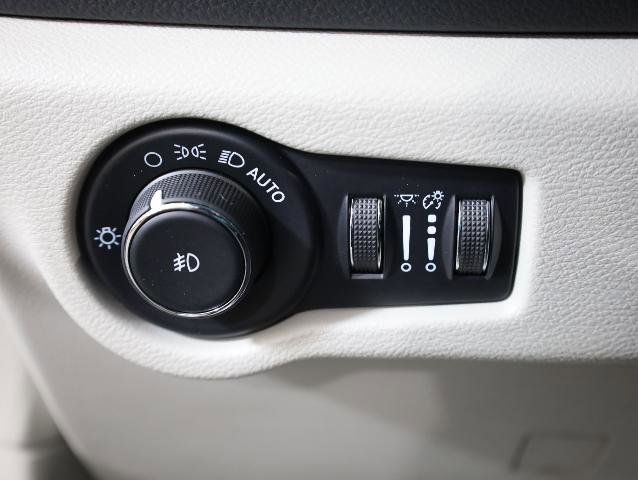 Used 2022 Chrysler Pacifica Touring-L w/ Uconnect Theater Family Group AWD/4WD image 22