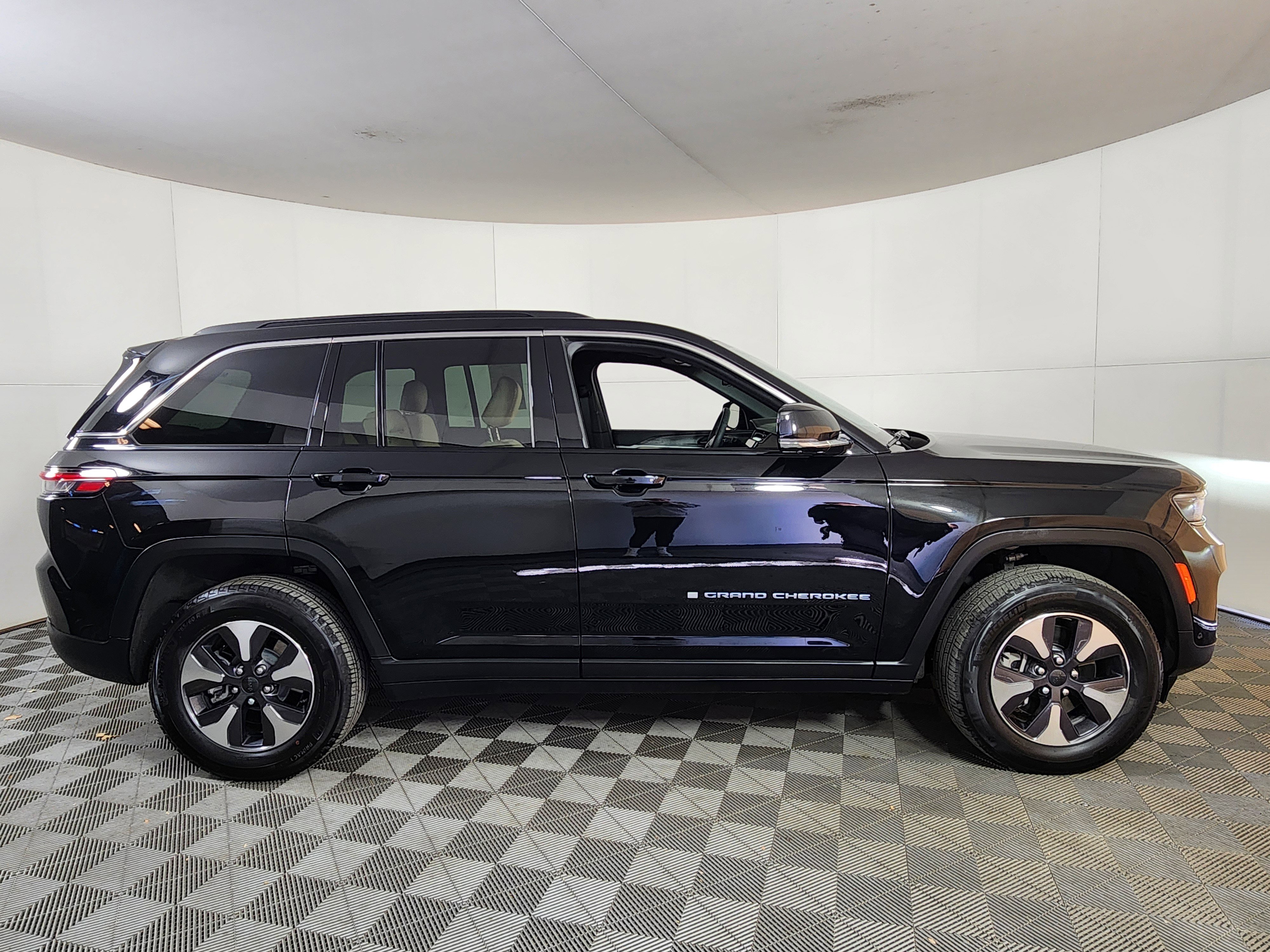 Used 2024 Jeep Grand Cherokee Limited 4xe w/ Luxury Tech Group II image 8