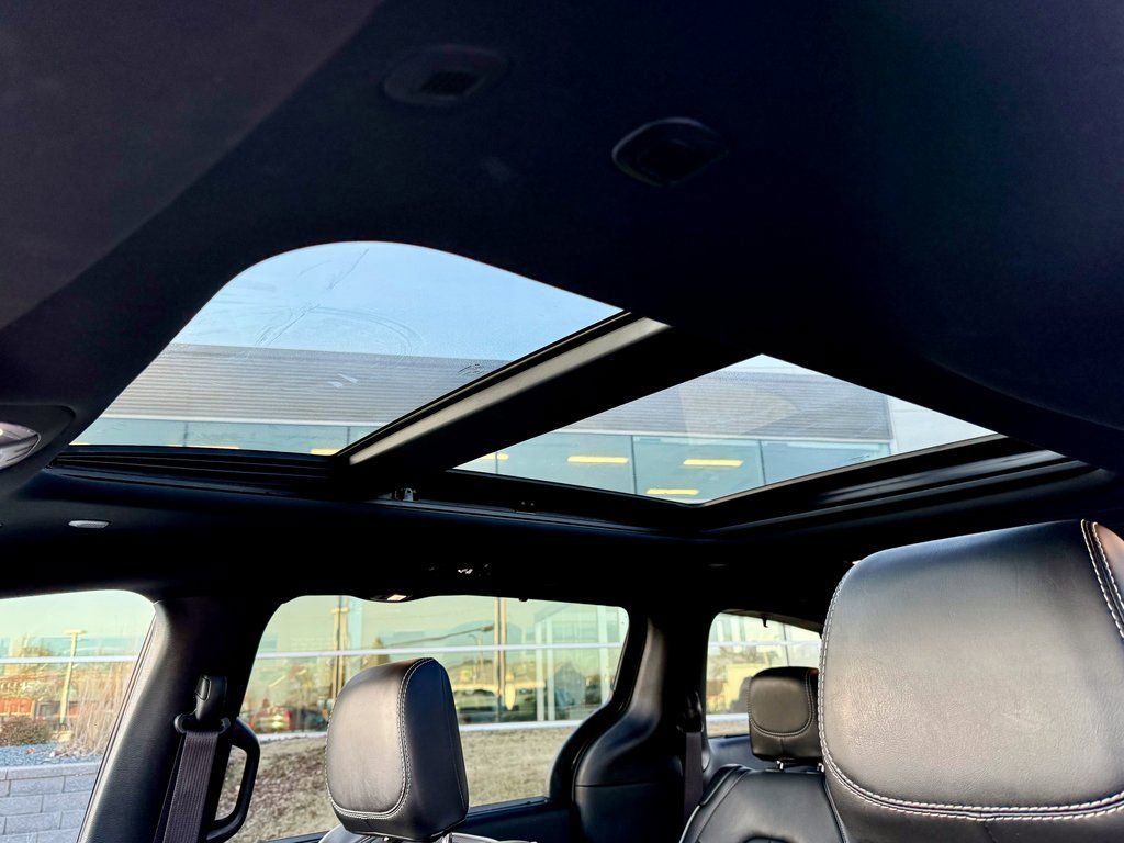 Used 2025 Chrysler Pacifica Limited image 27