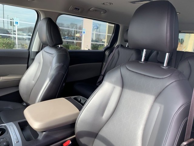 Used 2025 Kia Carnival image 11