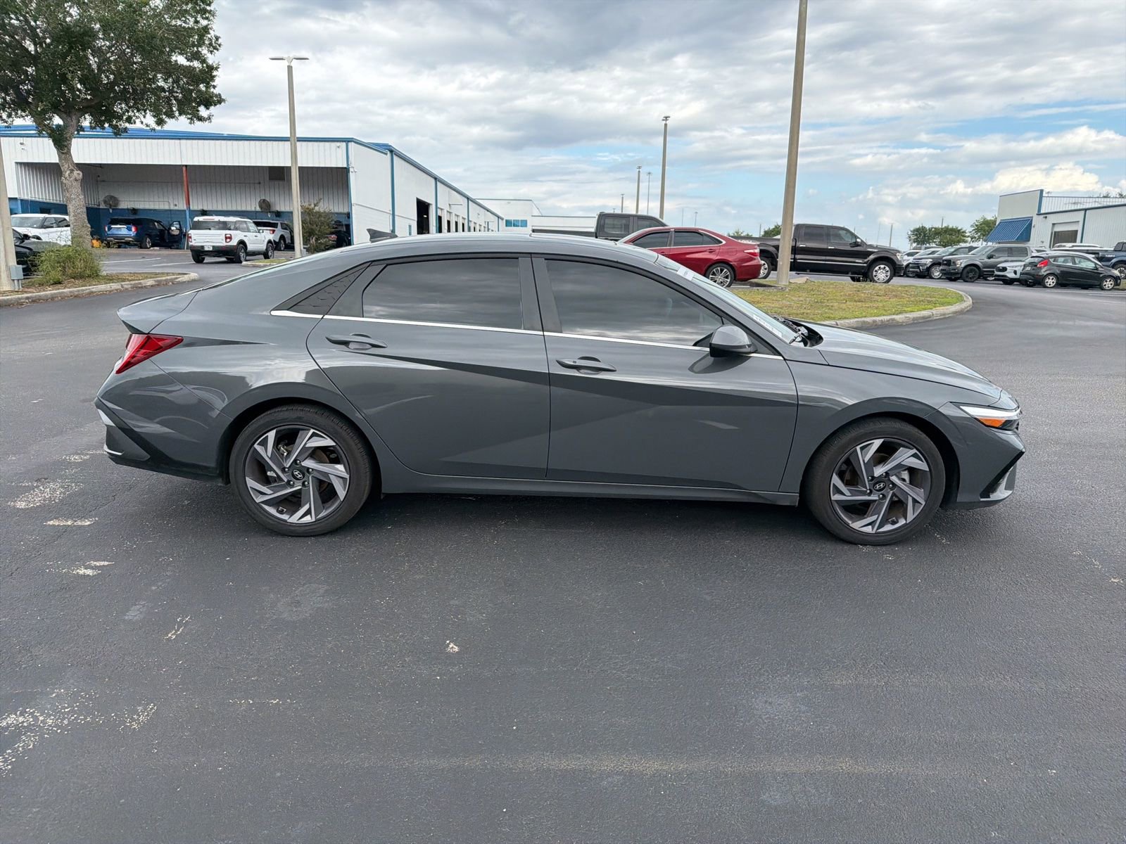 Used 2025 Hyundai Elantra SEL FWD image 3