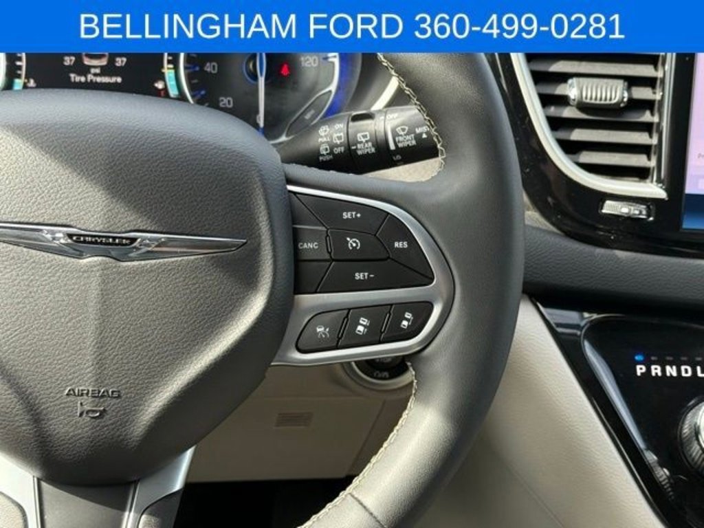 Used 2024 Chrysler Pacifica Touring-L image 26