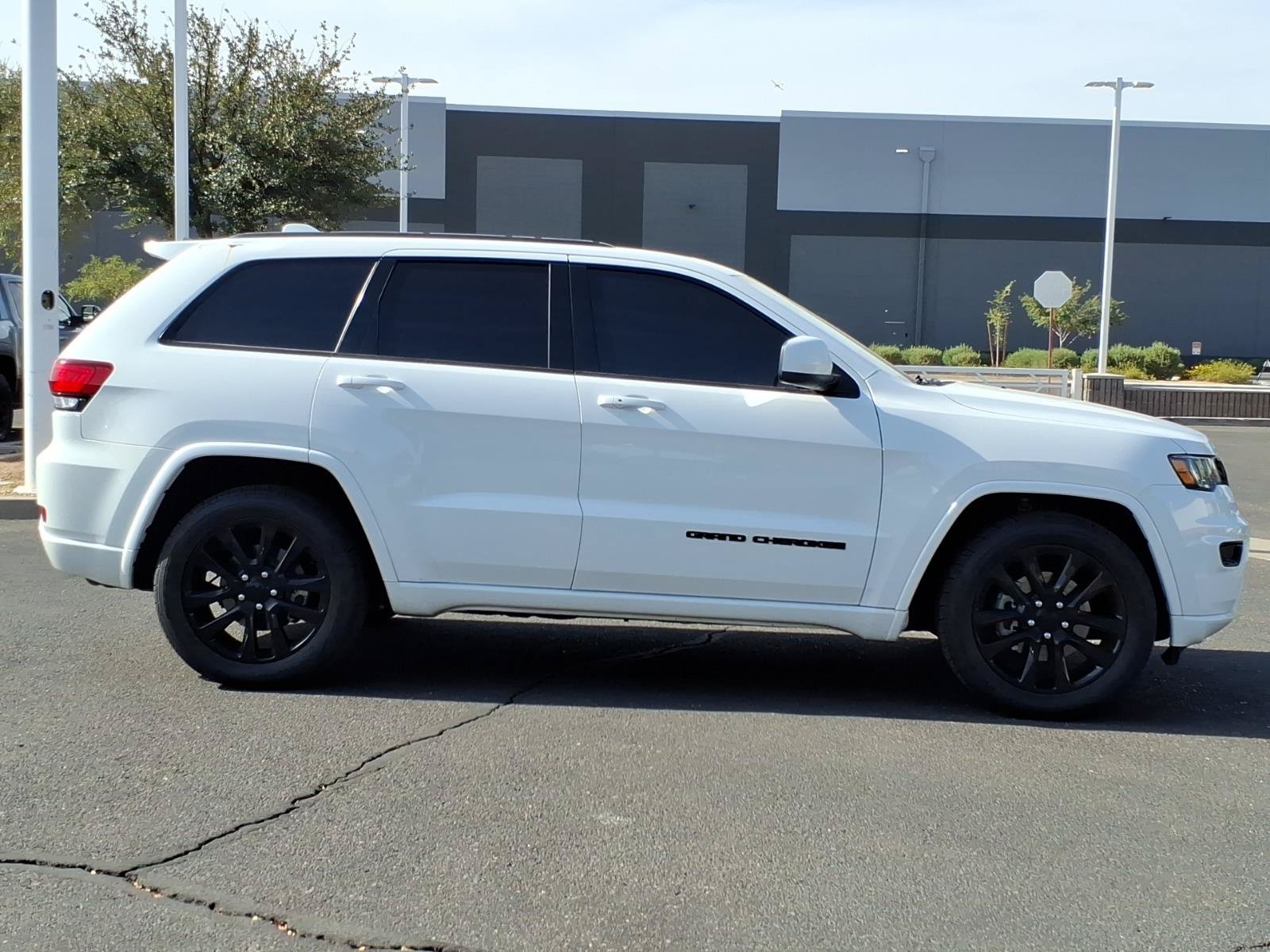 Used 2018 Jeep Grand Cherokee Altitude RWD image 6