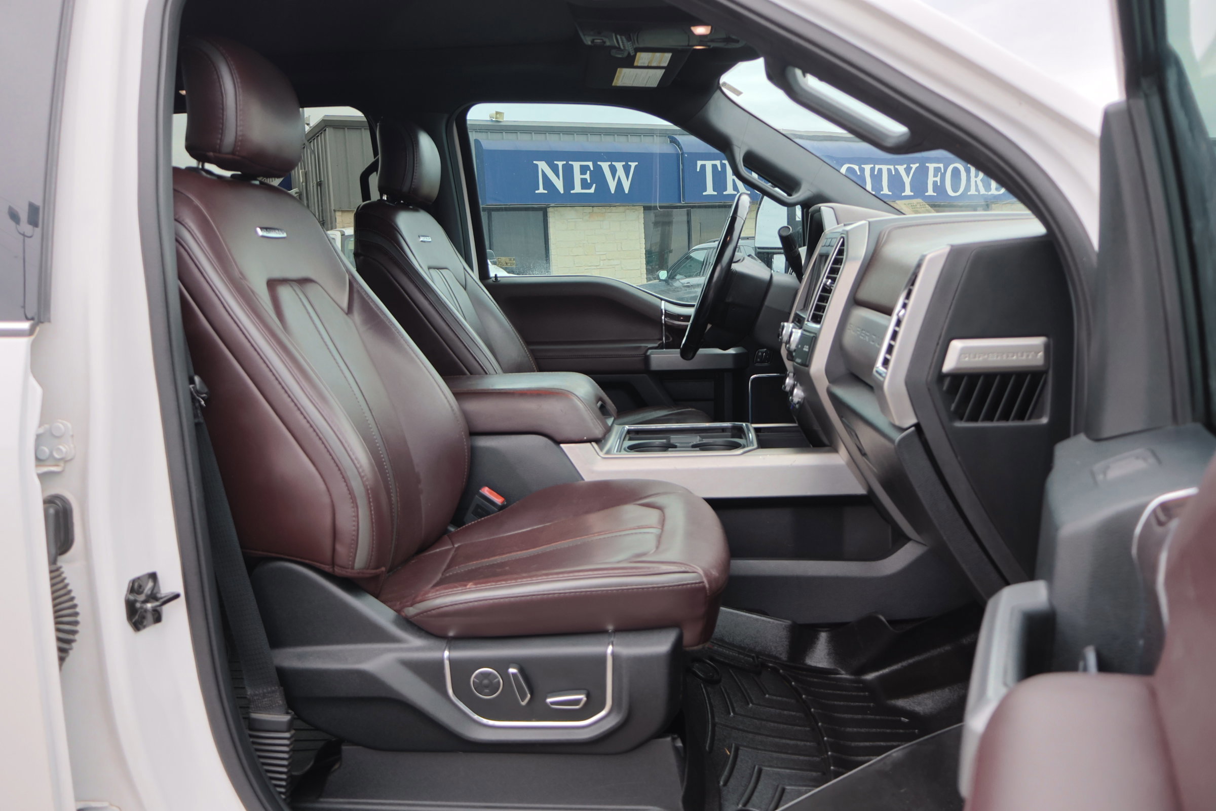 Certified 2017 Ford F250 Platinum w/ Platinum Ultimate Package image 40