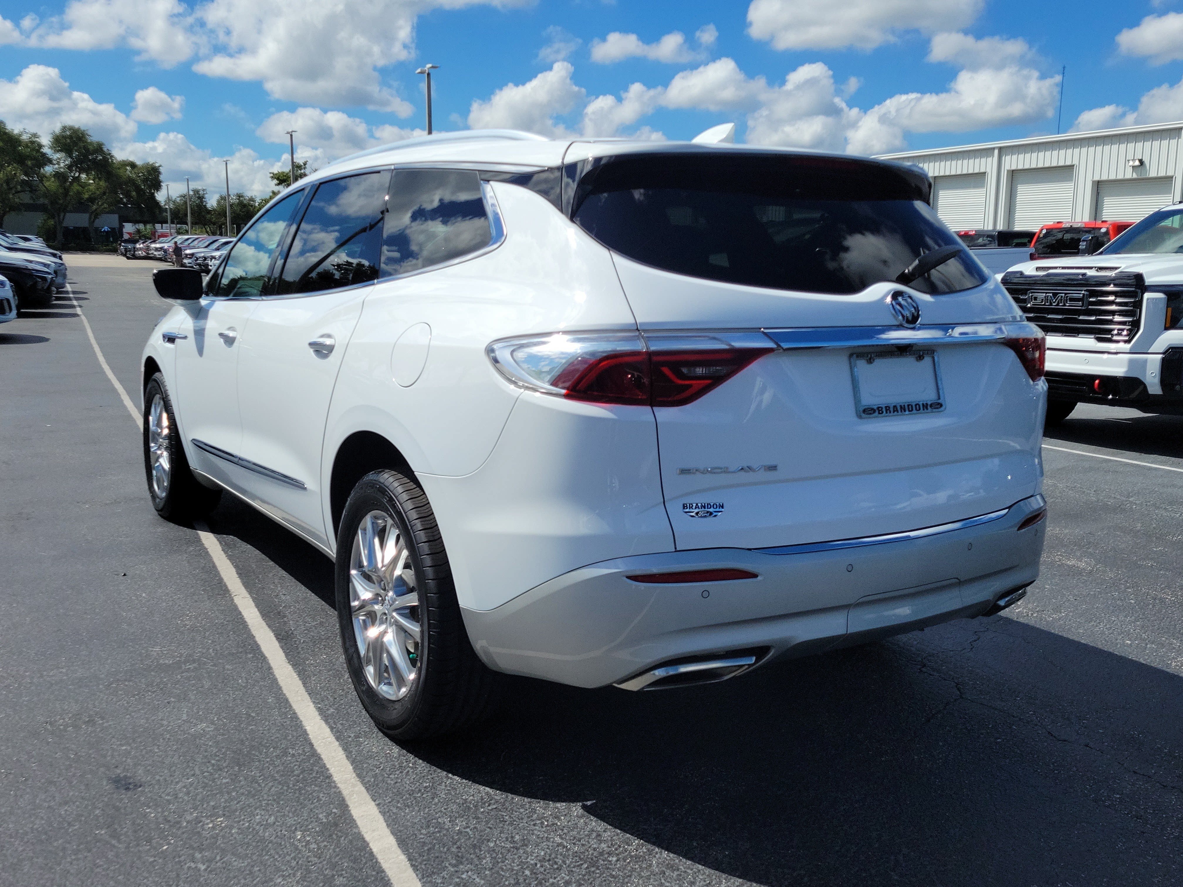 Used 2023 Buick Enclave Essence w/ Experience Buick Package FWD image 7