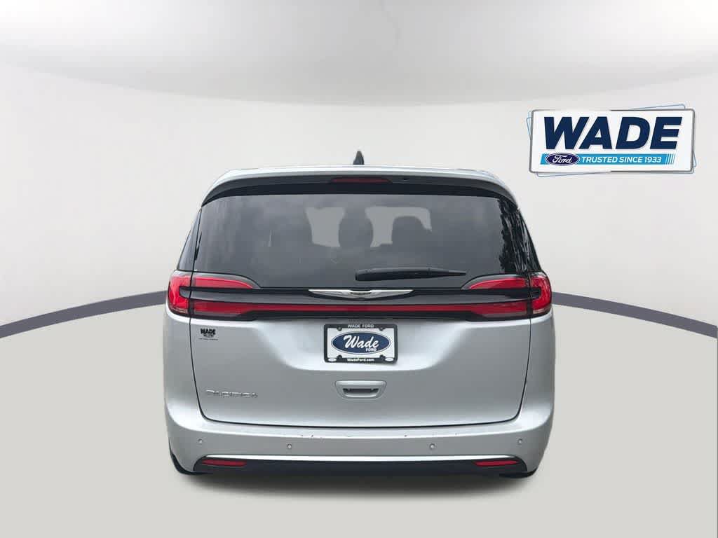 Used 2024 Chrysler Pacifica Touring-L FWD image 6
