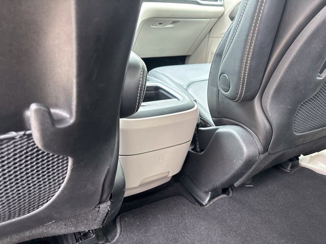 Used 2024 Chrysler Pacifica Limited FWD image 31