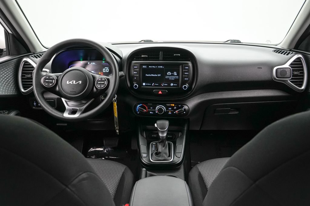 Used 2025 Kia Soul LX w/ LX Technology Package FWD image 15