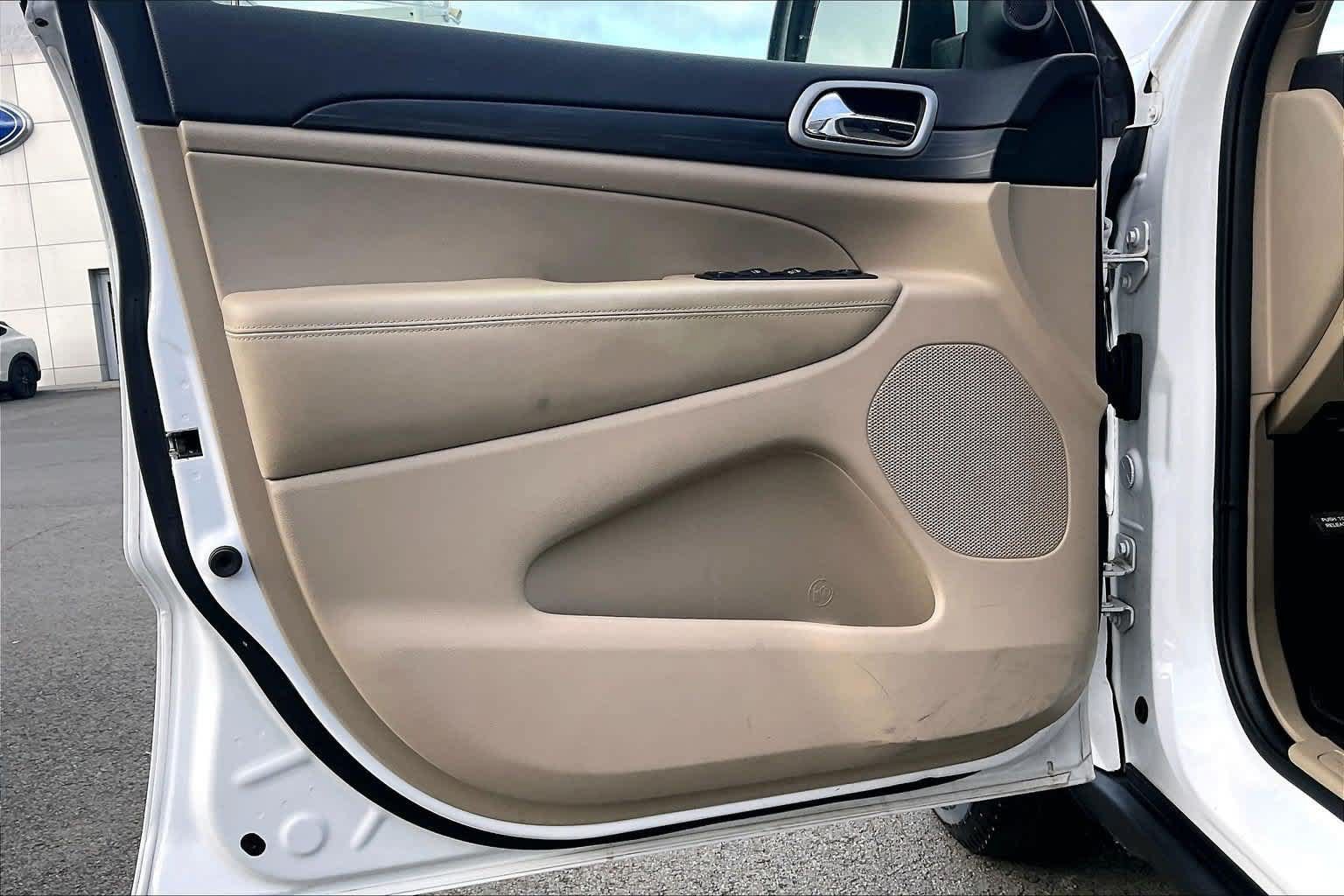 Used 2019 Jeep Grand Cherokee Laredo AWD/4WD image 27