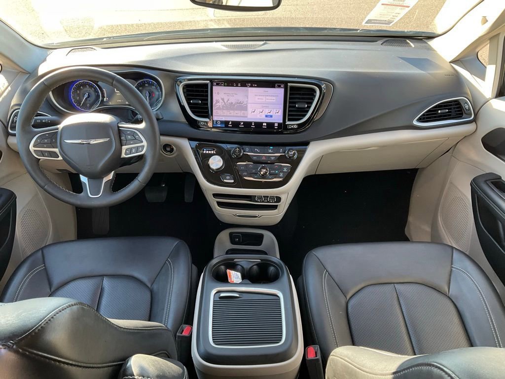 Used 2024 Chrysler Pacifica Touring-L image 12