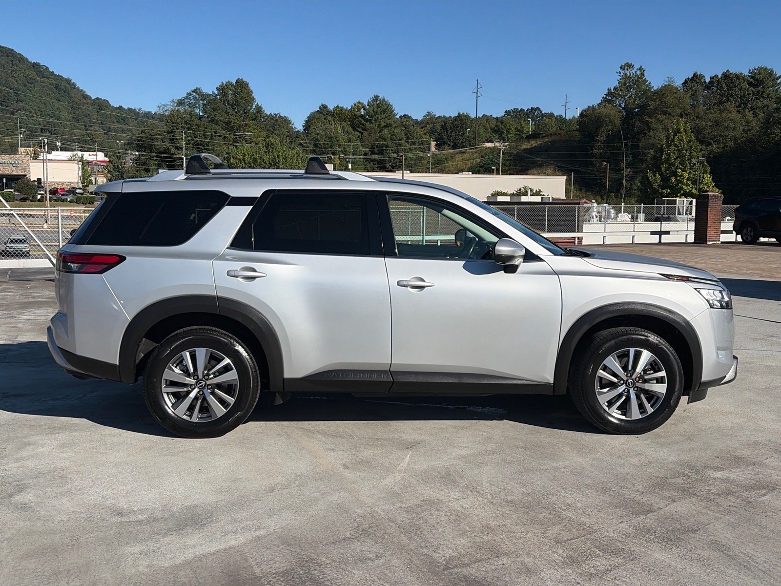Used 2023 Nissan Pathfinder SL AWD/4WD image 2