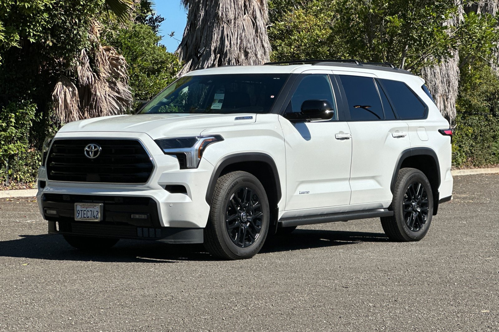 Used 2025 Toyota Sequoia Limited w/ Tow Technology Package AWD/4WD image 8
