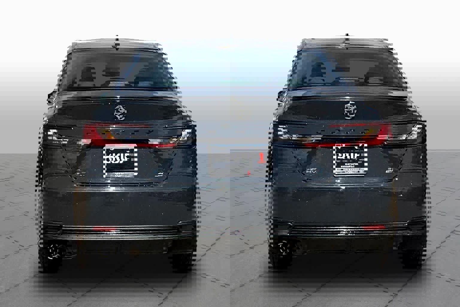 Used 2025 Toyota Camry SE image 3