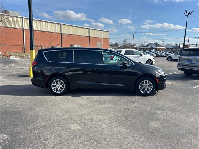 Used 2024 Chrysler Pacifica Touring-L video 2