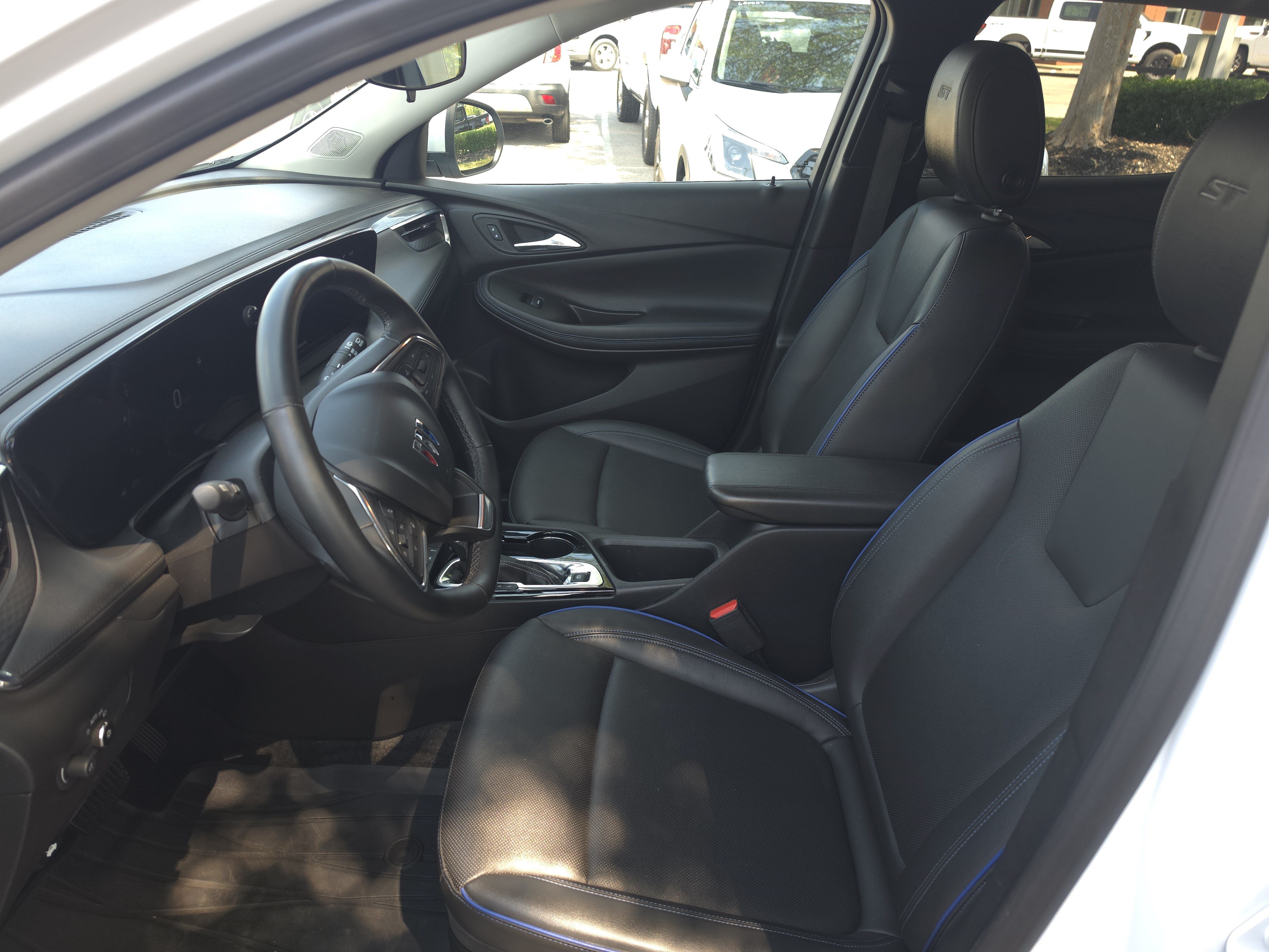 Used 2025 Buick Encore GX Sport Touring w/ Advanced Technology Package FWD image 11