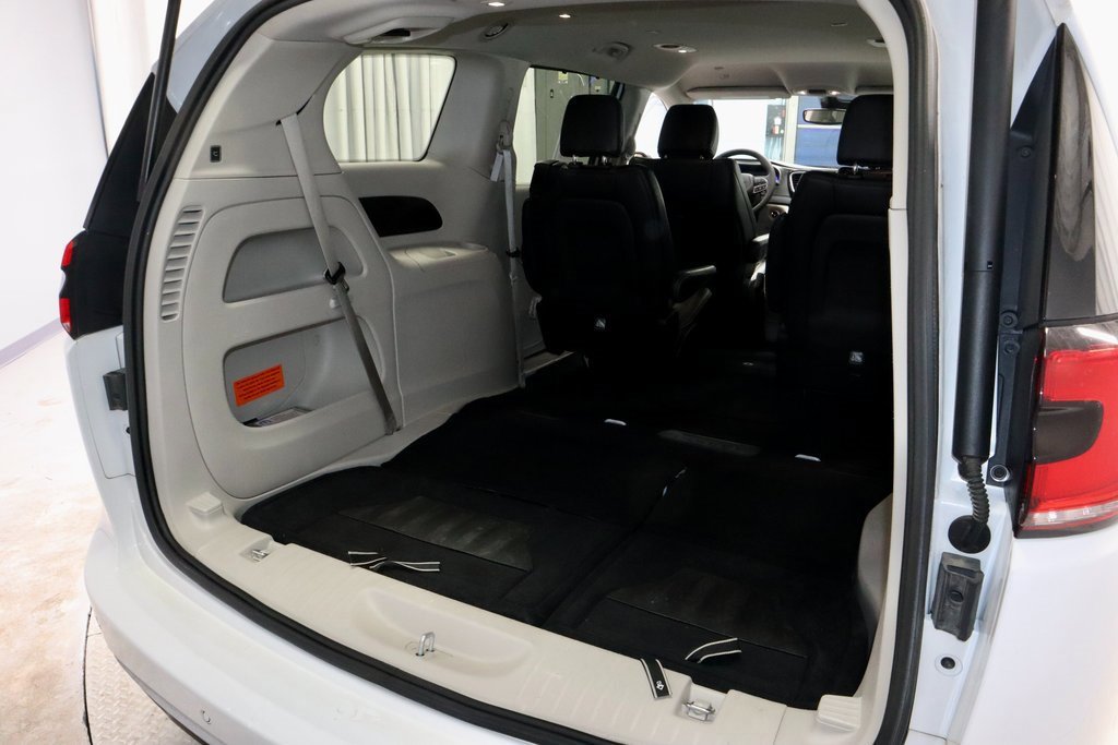 Used 2023 Chrysler Pacifica Touring-L image 16