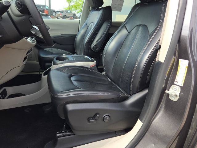Used 2023 Chrysler Pacifica Touring-L FWD image 23