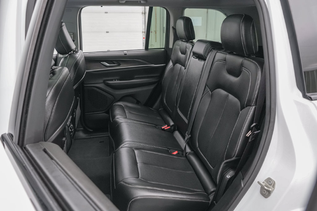 Used 2023 Jeep Grand Cherokee Limited w/ Luxury Tech Group II AWD/4WD image 19