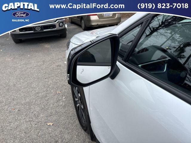 Used 2025 Toyota Corolla Cross AWD Hybrid w/ Moonroof Package image 12