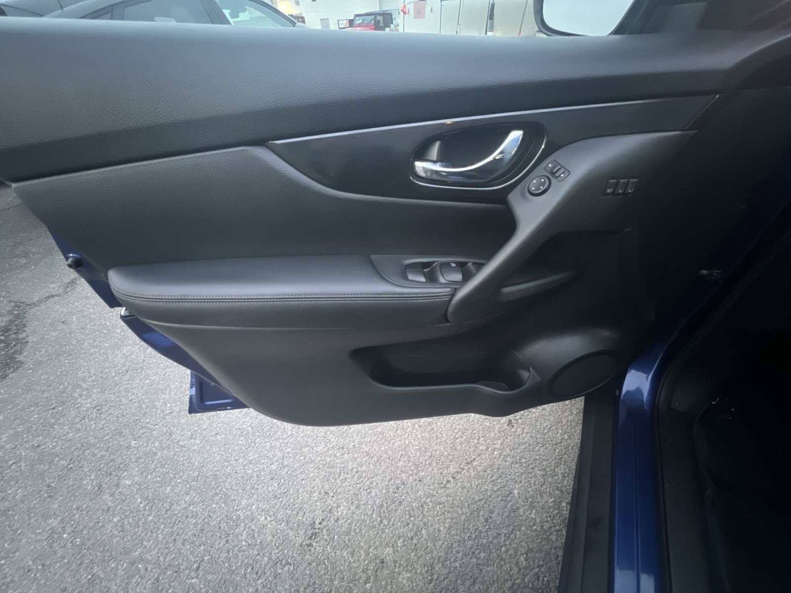 Used 2018 Nissan Rogue SV w/ Premium Package image 15