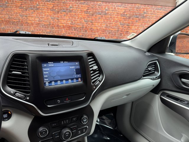 Used 2020 Jeep Cherokee Latitude Plus w/ Cold Weather Group image 18