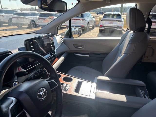 Used 2024 Toyota Sienna XLE image 13