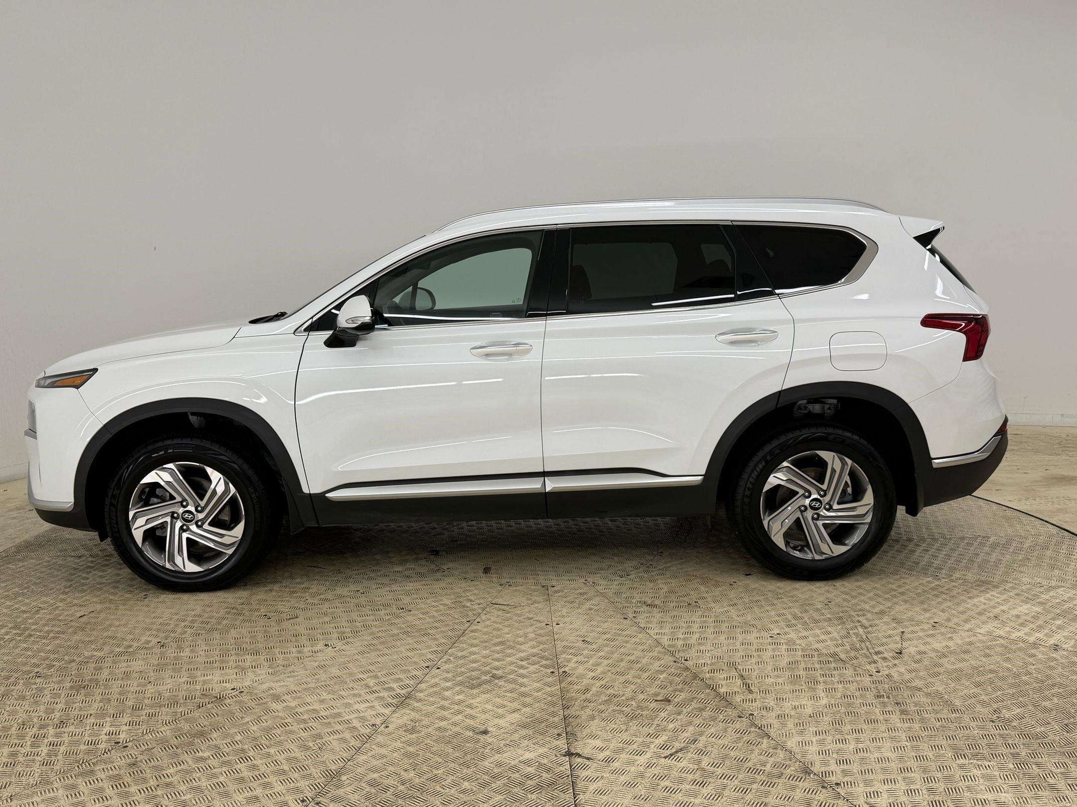 Used 2022 Hyundai Santa Fe SEL w/ Convenience Package image 2