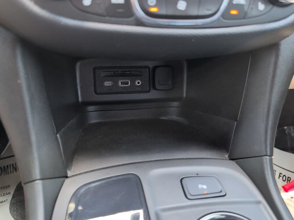 Used 2022 Chevrolet Equinox RS w/ RS Leather Package FWD image 18