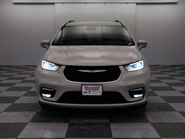 Used 2021 Chrysler Pacifica Touring-L w/ Uconnect Theater Family Group FWD image 6