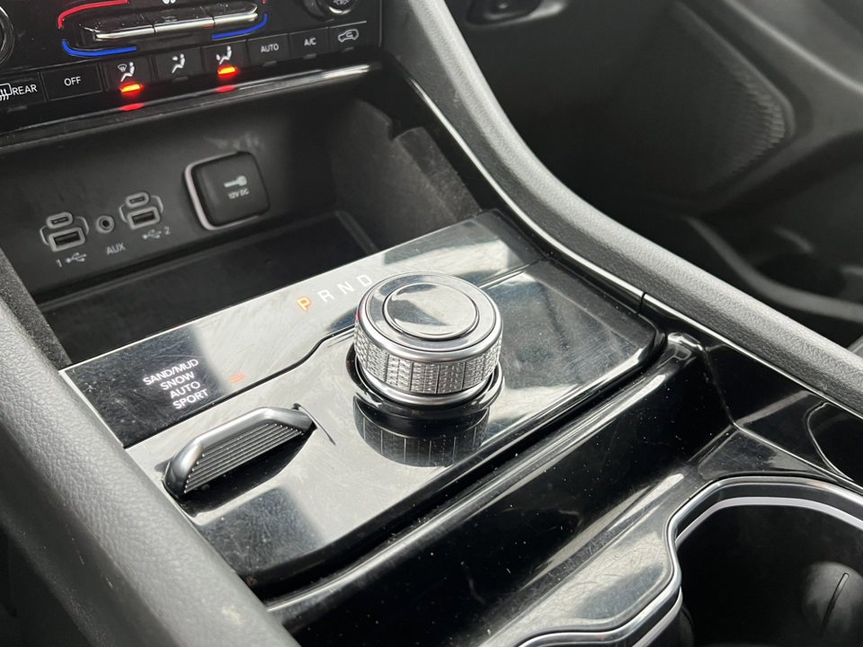 Used 2023 Jeep Grand Cherokee Limited w/ Luxury Tech Group II image 32