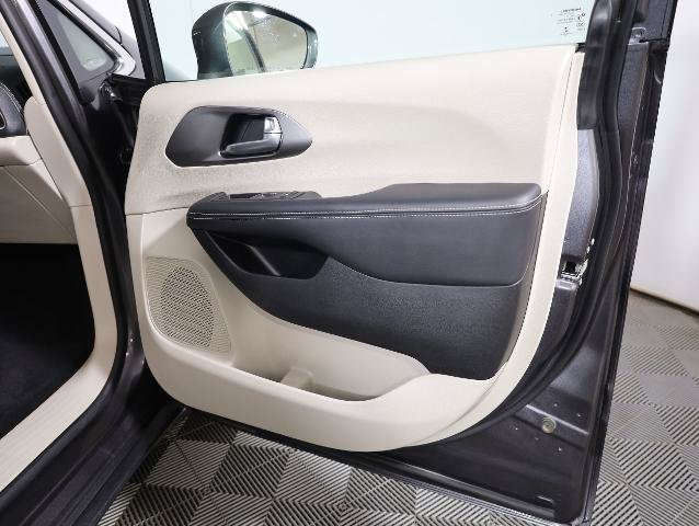 Used 2022 Chrysler Pacifica Touring-L w/ Uconnect Theater Family Group AWD/4WD image 28