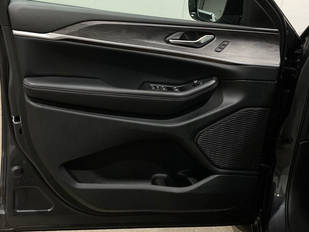 Used 2025 Jeep Grand Cherokee L Limited w/ Black Appearance Package image 20