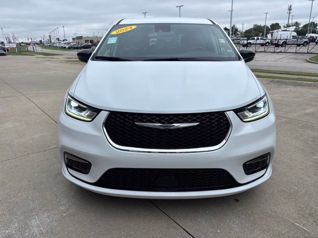 Used 2024 Chrysler Pacifica Limited FWD image 4