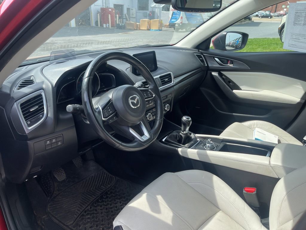 Used 2018 MAZDA MAZDA3 Grand Touring w/ Premium Equipment Package FWD image 4
