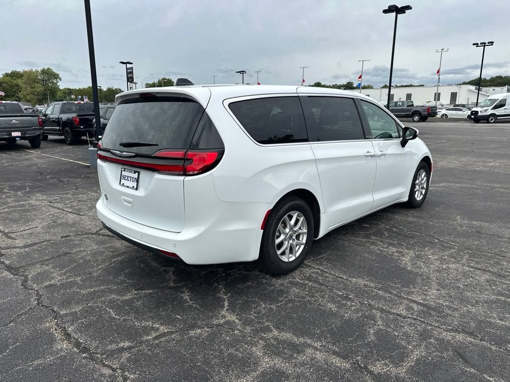 Used 2023 Chrysler Pacifica Touring-L FWD image 5