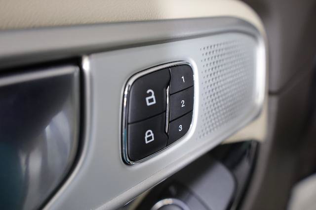 Certified 2023 Ford Explorer Platinum w/ Premium Technology Package AWD/4WD image 32