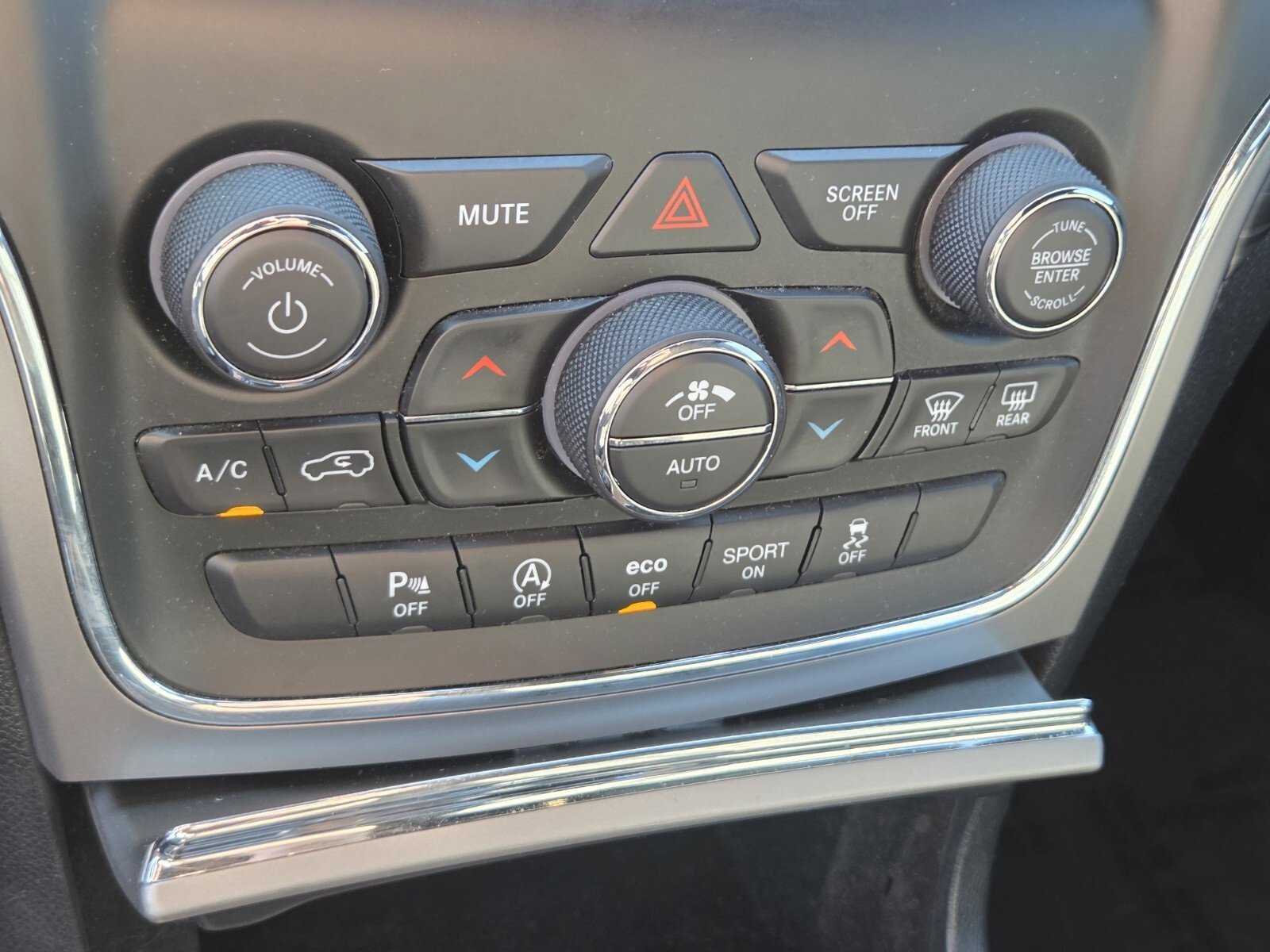 Used 2021 Jeep Grand Cherokee Laredo image 22