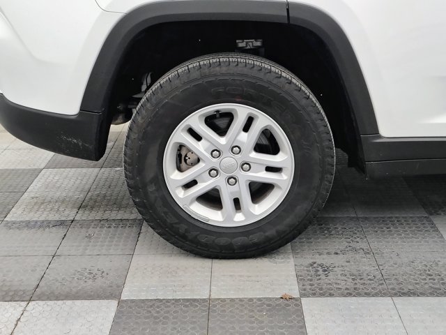 Used 2023 Jeep Grand Cherokee Laredo AWD/4WD image 11