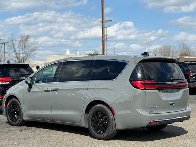 Used 2023 Chrysler Pacifica Touring-L FWD image 40