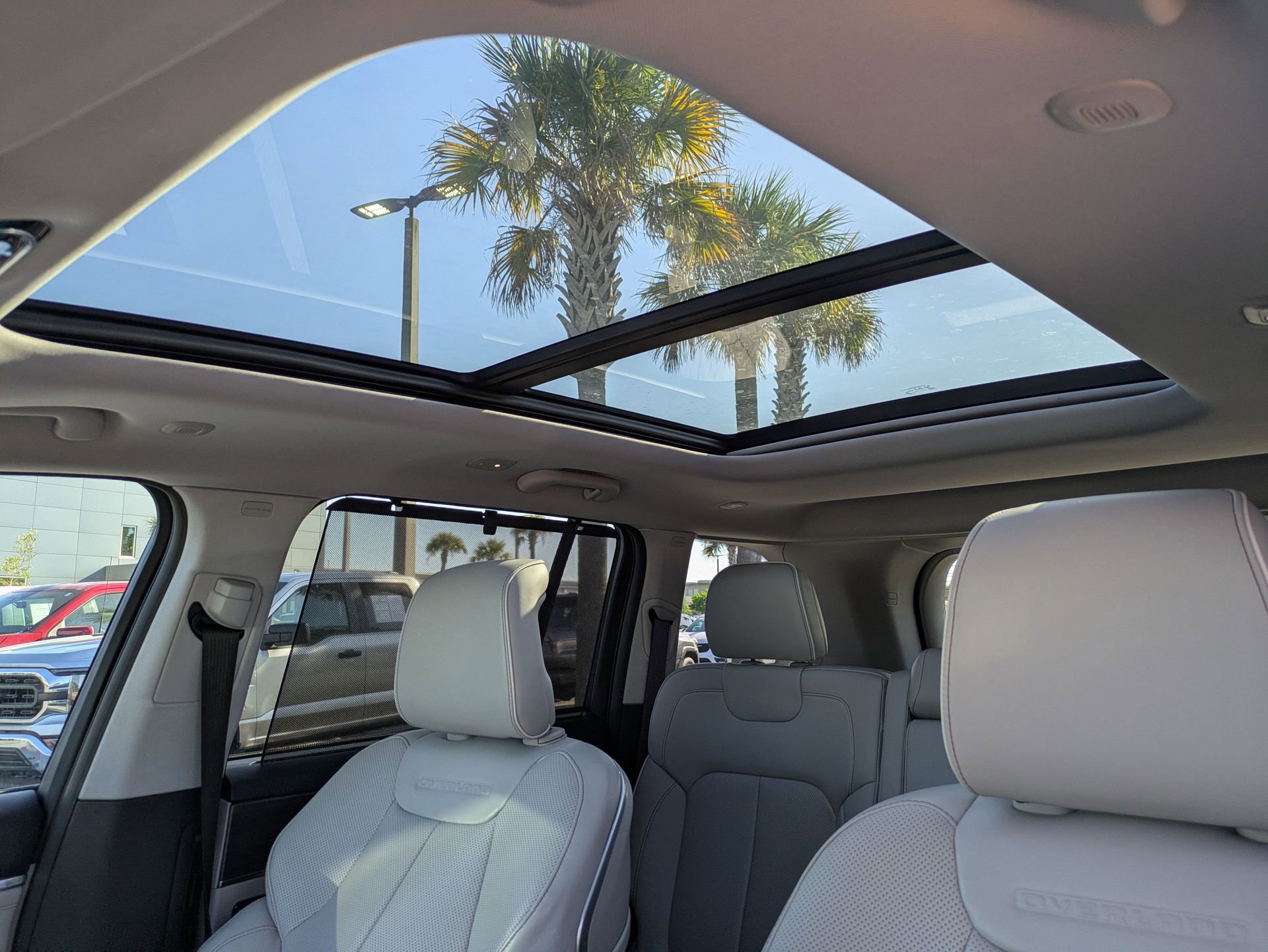 Used 2022 Jeep Grand Cherokee Overland w/ Luxury Tech Group IV image 25