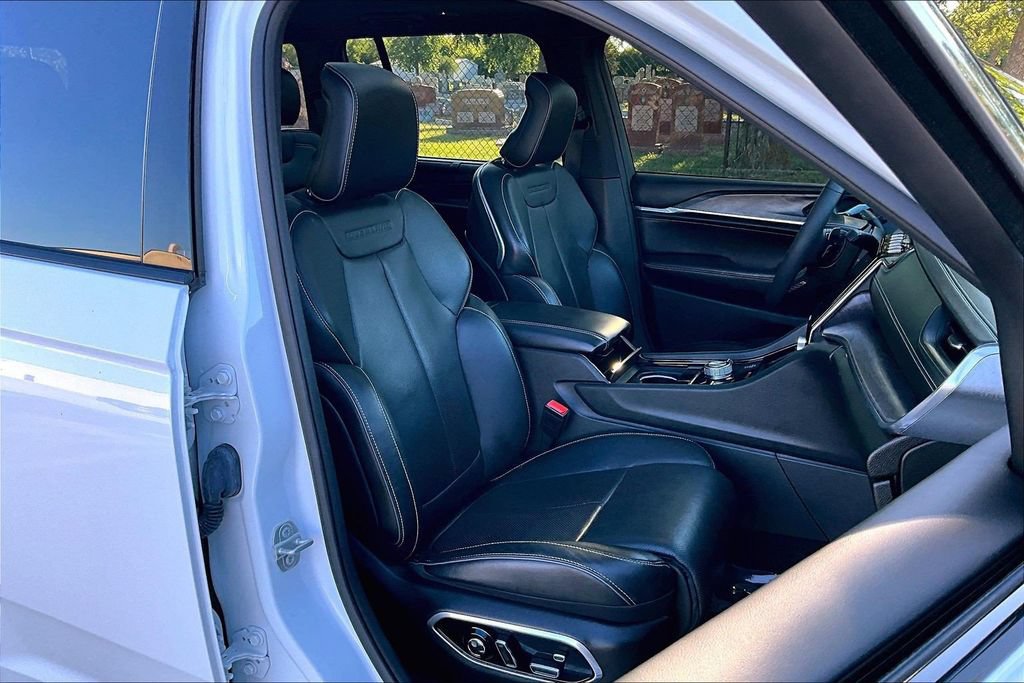 Used 2023 Jeep Grand Cherokee Overland w/ Luxury Tech Group IV AWD/4WD image 7