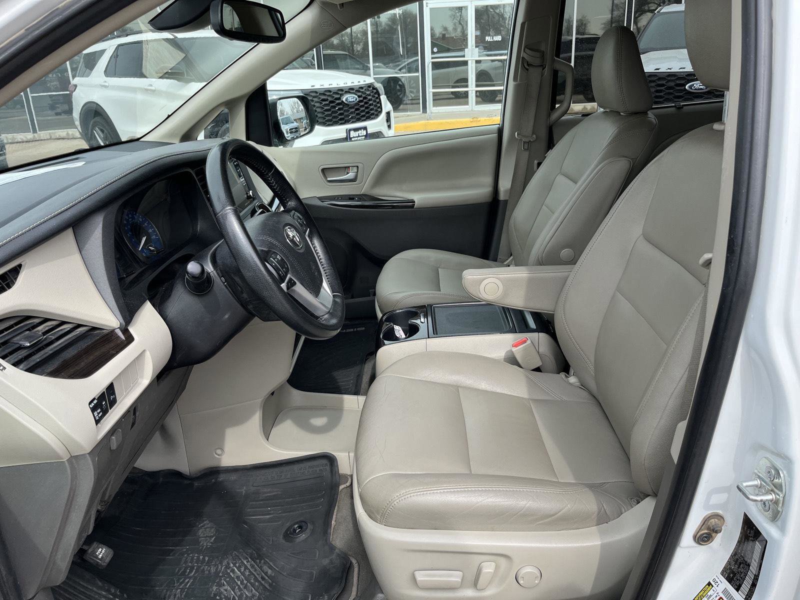 Used 2020 Toyota Sienna XLE w/ XLE Navigation Package image 17